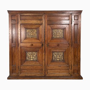 Antiker italienischer Kleiderschrank aus Holz mit verzierten Türen, 1800er