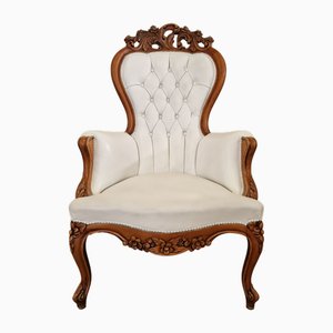 Butaca Luis XV con cuero genuino blanco y tallados en madera