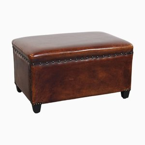 Sgabello in pelle di pecora color cognac con borchie decorative