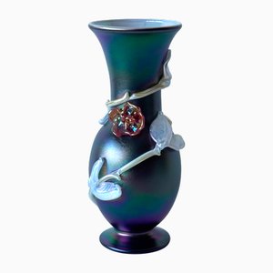 Vase en Verre Noir Irisé avec Fleurs en Verre Sculpture par Loetz