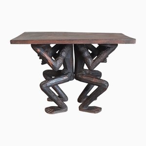 Mesa africana de madera tallada con escultura tribal