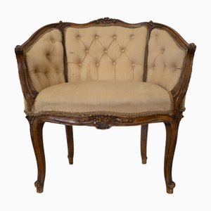 Causeuse Louis XVI Antique en Noyer Sculpté et à Dossier Boutonné, France
