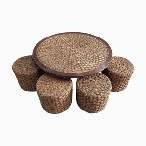 Tavolino da caffè con sgabelli in vimini e canna intrecciata nello stile di Audoux Minet, Francia, anni '50, set di 5
