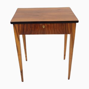 Biedermeier Salontisch aus Nussholz, 1820er