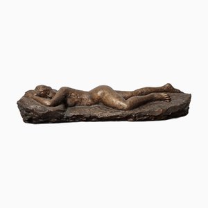 Pier Gabriele Vangelli, Liegende Frau, 1970er, Bronze mit Holzsockel