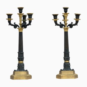 Candelabro Charles X de cuatro llamas antiguo de bronce dorado y bronce bruñido, de principios del siglo XIX. Juego de 2