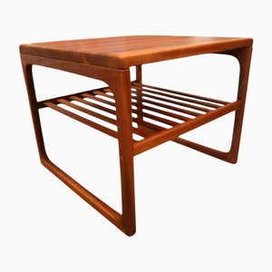 Tavolino da caffè in teak con gambe a slitta e portariviste, Danimarca, anni '60