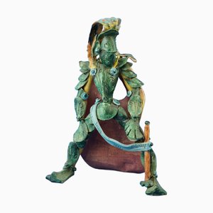 Scultura in ceramica di un cavaliere medievale, XX secolo, di Dino Caruso, Italia