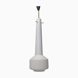 Lampada a sospensione in vetro lattimo e ottone di Stilnovo, Italia, anni '60