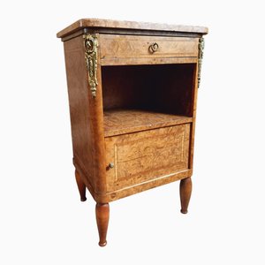 Mesita de noche estilo Imperio antigua con tablero de mármol y detalles de latón, años 20