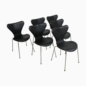 Chaises Seven en Cuir Essential Noir par Arne Jacobsen, Set de 6