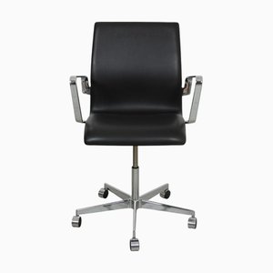 Sedia Oxford in pelle nera di Arne Jacobsen