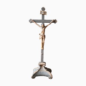 Antike polychrome Kruzifix-Statue aus Holz