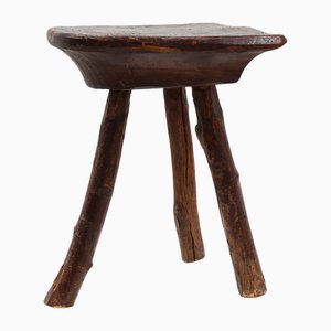 Sgabello Wabi Sabi basso con treppiede in legno, Francia, metà XIX secolo