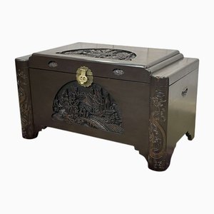 Cassettiera in teak e canfora con decoro asiatico, XX secolo