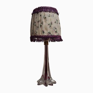 Belgische Vintage Tischlampe mit lila unterlegtem Kristallglasfuß und passendem handgefertigtem Stoffschirm von Lamplove, 1970er