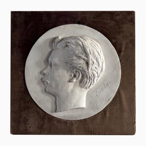 Bajorrelieve de escayola de hombre con bigote con marco de terciopelo
