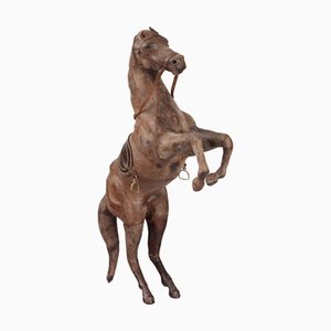 Caballo encabritado cubierto de cuero