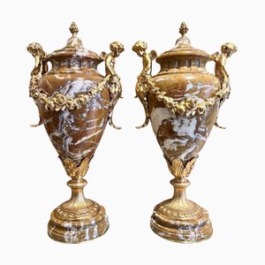 Urnas de mármol Napoleón III decoradas con Putti. Juego de 2