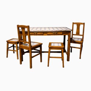 Mesa, sillas y taburetes esmaltados, años 50. Juego de 5