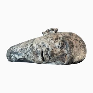 Weiße Raku-Keramikskulptur mit liegendem Kopf in organischer irdener Knisterstruktur
