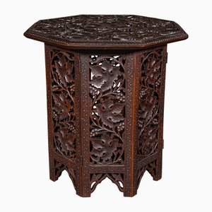 Mesa de té Campaign antigua pequeña de teca tallada en relieve, 1900