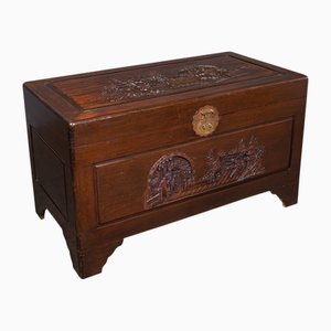 Arcón vintage grande tallado, 1953
