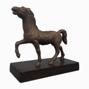 Escultura de caballo vintage de hierro fundido con base de madera, años 50