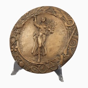 Medallón antiguo de bronce con alto relieve que representa a la diosa Nike, años 30