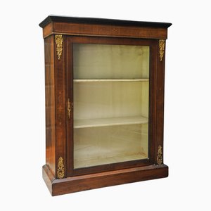 Viktorianischer Englischer Schrank aus Nussholz mit Glasplatte aus Satinholz & Vergoldetem Metall, 1890er