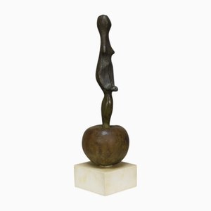 Weibliche Figur auf Apfel von Godfried Pieters, 1980er