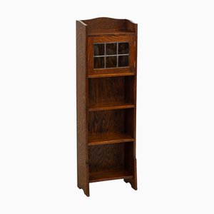 Libreria stretta in quercia con credenza smaltata al piombo di Liberty of London, inizio XX secolo