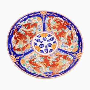Plato ornamental Imari japonés con dragones dorados, principios de la década de 1900