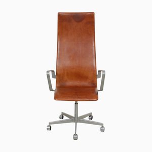 Sedia da ufficio alta Oxford in pelle color cognac patinata di Arne Jacobsen, inizio XXI secolo