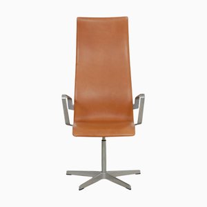 Sedia Oxford alta in pelle anilin color cognac di Arne Jacobsen, inizio XXI secolo