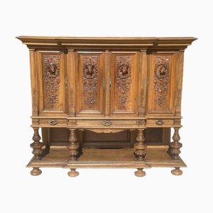 Buffet rinascimentale in legno di noce intagliato