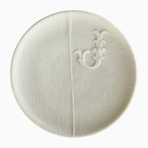 Assiette en Porcelaine Blanche avec Lettre J Brodée Joséphine par Studio Desimonewayland