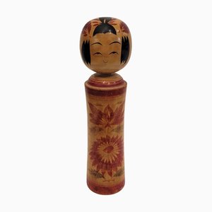 Posada de muñecas Kokeshi tradicional de madera policromada, años 40