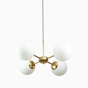 Lustre Sputnik Doré Mid-Century avec Abat-jours en Opaline, Italie, 1960s