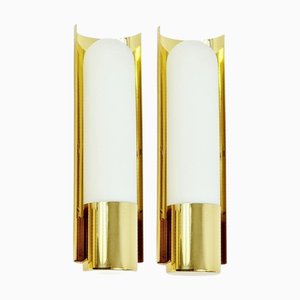 Lámparas de pared Hollywood Regency de latón y vidrio opalino de Limburg, años 70. Juego de 2