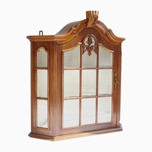 Mobiletto Mid-Century in legno con decorazioni e ripiani bianchi