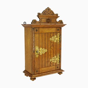 Mobiletto vintage in legno con decorazioni e testa di leone