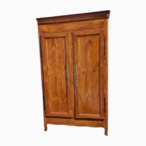 Rustikaler Louis XV Kleiderschrank aus Kirschbaum