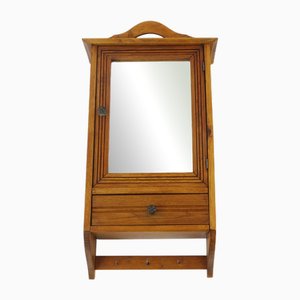 Mobiletto antico in legno con specchio bisellato e dettagli intagliati