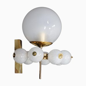 Mid-Century Wandlampe aus Messing mit mundgeblasenen weißen Glaskugeln, 1970er