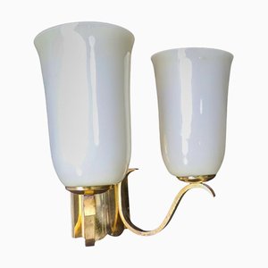 Mid-Century Wandlampe aus Messing mit Opalglasschirmen, Deutschland, 1950er