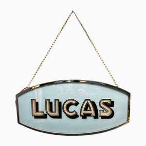 Publicidad iluminada en la tienda de repuestos de automóvil de Lucas, años 40