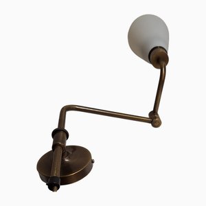 Lámpara de pared ajustable vintage de latón con pantalla de vidrio blanco opaco, años 70