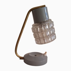 Kleine Mid-Century Nachttischlampe mit Gestell aus grau lackiertem Metall & Messing & klarem Reliefglasschirm, 1960er