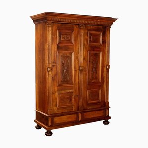 Kleiderschrank aus Nussbaum